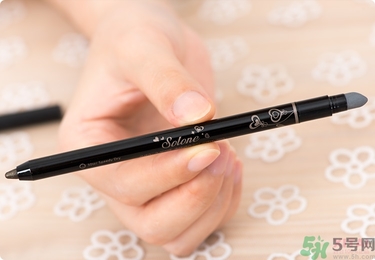 solone眼線筆怎么削？怎么推出來？