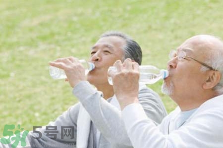 喝水能預(yù)防心血管疾病嗎？什么時(shí)候喝水對身體最好？