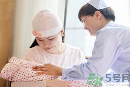 怎樣預(yù)防月子病？如何預(yù)防產(chǎn)后月子?。?></p><h3>月子病的癥狀</h3><p>十月懷胎只為那生命降臨的神圣一刻，孩子的出生將會(huì)帶給一個(gè)家庭生命的延續(xù)。但是往往生產(chǎn)后的女性和家人都不注意產(chǎn)婦的身體，導(dǎo)致女性朋友在生產(chǎn)孩子后得了一種被稱之為月子病的疾病。那么月子病的癥狀有哪些呢？</p><p>1、產(chǎn)后頭痛：產(chǎn)后失血過(guò)多，氣血不足，血不養(yǎng)腦，或體虛受寒，寒邪客腦，或瘀血人絡(luò)，阻滯腦絡(luò)而致。西醫(yī)認(rèn)為很可能是因荷爾蒙分泌水平的改變而引起的。還有一種可能是，如果在分娩時(shí)采用了硬膜外腔分娩鎮(zhèn)痛或脊椎穿刺，也會(huì)引起劇烈頭痛。</p><p>2、產(chǎn)后全身酸痛：產(chǎn)后全身酸痛是指產(chǎn)婦在產(chǎn)后出現(xiàn)關(guān)節(jié)疼痛或全身酸痛，但疼痛部位的皮膚表面無(wú)紅腫現(xiàn)象，這被稱為產(chǎn)后身痛或產(chǎn)后關(guān)節(jié)痛。</p><p>3、還有小腹冷痛、關(guān)鍵疼痛、產(chǎn)后脫發(fā)、產(chǎn)后抑郁、產(chǎn)后血暈等癥狀。</p><p style=