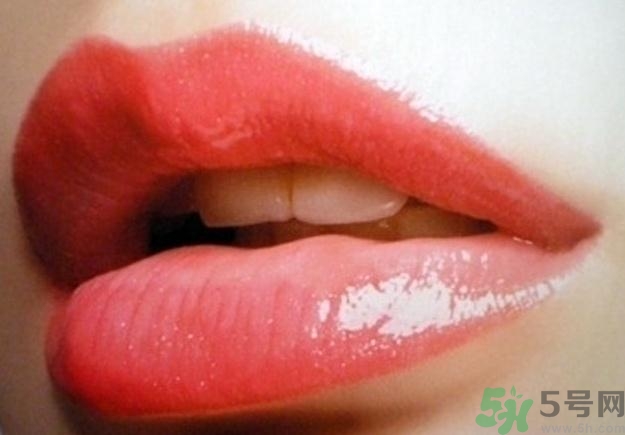 嘴唇發(fā)白是什么原因？嘴唇發(fā)白怎么調(diào)理女人