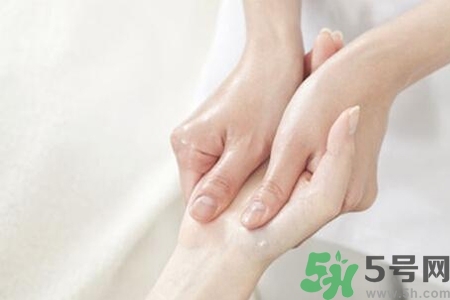 手干裂怎么回事？手干裂怎么治療？