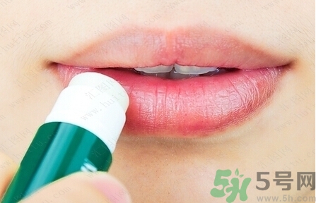 嘴唇發(fā)白是什么原因？嘴唇發(fā)白怎么調(diào)理女人