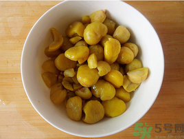熟板栗怎么去皮最快？煮熟板栗怎么去皮？
