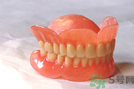 假牙會導(dǎo)致口腔疾病嗎？如何正確清潔假牙？