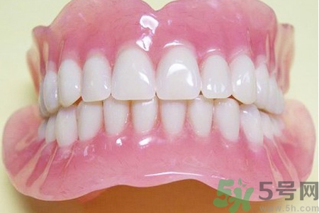 假牙會導(dǎo)致口腔疾病嗎？如何正確清潔假牙？