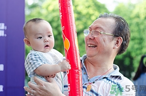 嬰兒怎么抱？嬰兒怎么抱著喂奶？