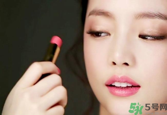 口紅怎么選適合自己的？口紅怎么涂好看？