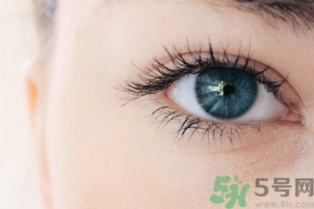 眼睛干澀是什么原因？眼睛干澀用什么眼藥水？