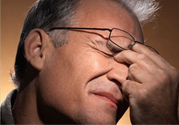 眼睛干澀是什么原因？眼睛干澀用什么眼藥水？