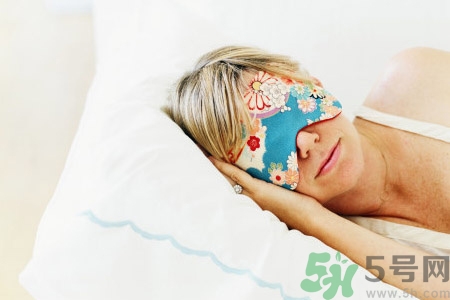 睡前喝酒有助于睡眠嗎？睡前喝酒對(duì)身體有哪些危害？