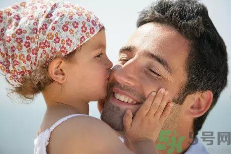 爸爸帶孩子的好處是？爸爸帶孩子和媽媽帶孩子的區(qū)別