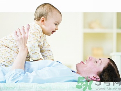 母乳喂養(yǎng)的好處有哪些？母乳喂養(yǎng)怎么知道寶寶吃飽了沒？