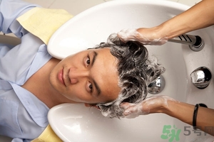 脫發(fā)用鹽水洗頭好嗎？鹽水洗頭治脫發(fā)嗎？