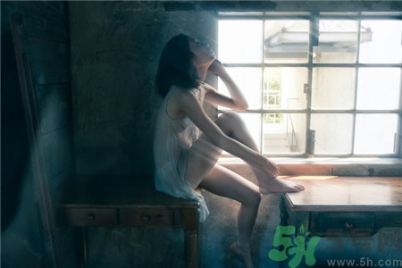 處女第一次緊張?jiān)趺崔k？處女第一次都會(huì)出血嗎？