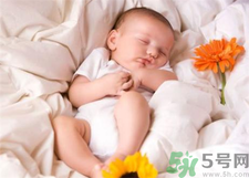 新生兒冬天蓋什么被子？新生兒蓋被子蓋到什么位置？