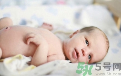 新生兒肚臍可以碰水嗎？新生兒肚臍沒脫落能洗澡嗎？