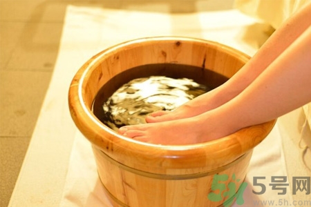秋天泡腳加什么好？秋季泡腳有什么好處？