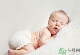 嬰兒秋天拉肚子怎么辦？秋天嬰兒拉肚子怎么辦？