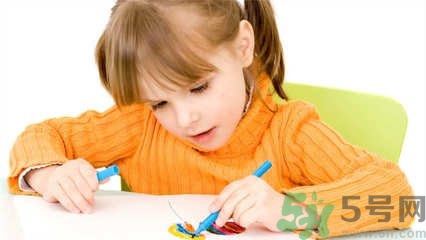 孩子左撇子怎么辦？孩子左撇子需要糾正嗎？