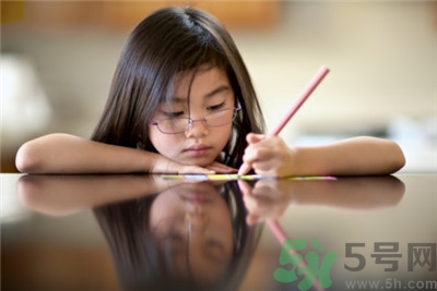 孩子左撇子怎么辦？孩子左撇子需要糾正嗎？