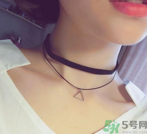 choker項(xiàng)鏈怎么搭配衣服？choker蕾絲項(xiàng)鏈搭配