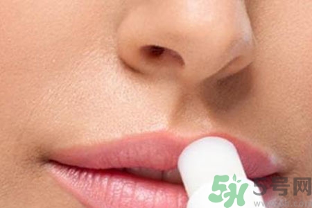 嘴巴起皮是怎么回事？嘴巴干裂起皮很疼怎么辦？