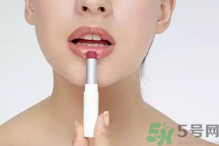 秋天嘴巴起皮吃什么水果好？嘴巴起皮吃什么食物好？