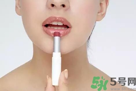 嘴巴起皮吃什么蔬菜好？嘴巴起皮吃什么好的快？