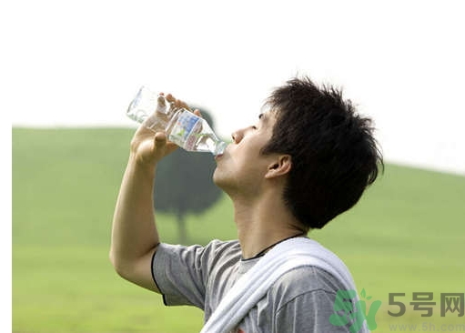 多喝水皮膚會(huì)變好嗎？喝多少水皮膚會(huì)變好？