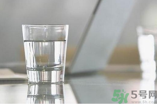 多喝水皮膚會(huì)變好嗎？喝多少水皮膚會(huì)變好？