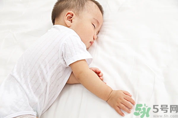 寶寶睡覺張著嘴是怎么回事？寶寶睡覺為什么張著嘴？