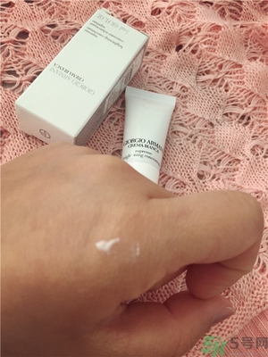 阿瑪尼黑鑰匙至臻奐顏精華乳怎么樣？阿瑪尼黑鑰匙精華乳好用嗎？