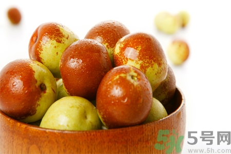 冬棗為什么用開(kāi)水泡過(guò)會(huì)變紅？燙過(guò)的冬棗還能吃嗎？