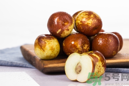 冬棗為什么用開(kāi)水泡過(guò)會(huì)變紅？燙過(guò)的冬棗還能吃嗎？