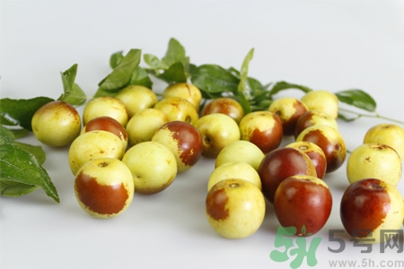 冬棗為什么用開(kāi)水泡過(guò)會(huì)變紅？燙過(guò)的冬棗還能吃嗎？