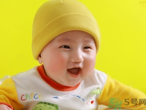 寶寶多大穿鞋子比較好？寶寶多大可以穿鞋？