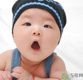 寶寶多大穿鞋子比較好？寶寶多大可以穿鞋？