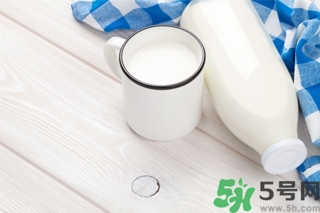 核桃奶和純牛奶哪個營養(yǎng)價值比較高？核桃奶和純牛奶的區(qū)別