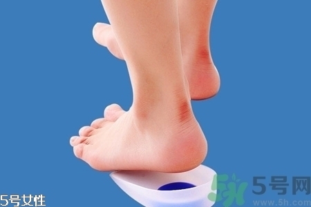 腳后跟腫是什么原因引起的？腳后跟腫怎么辦？