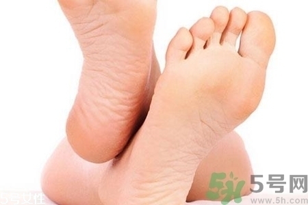 腳后跟腫是什么原因引起的？腳后跟腫怎么辦？