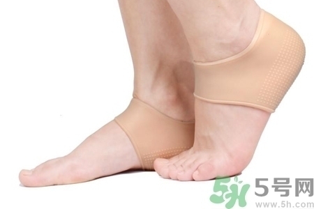 腳后跟腫是什么原因引起的？腳后跟腫怎么辦？