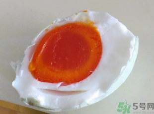 煮熟的咸鴨蛋能冷凍嗎?煮熟的咸鴨蛋放在冰箱能放多久? 煮熟的咸鴨蛋能冷凍嗎?煮熟的咸鴨蛋放在冰箱能放多久?