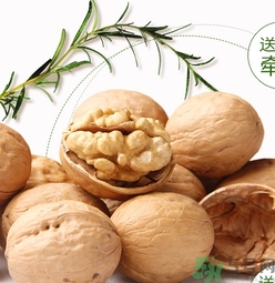 核桃仁皮發(fā)黑能吃嗎？核桃仁皮發(fā)黑怎么回事？