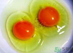 雞蛋黃發(fā)紅是怎么回事？雞蛋黃發(fā)紅可以吃嗎？