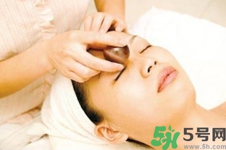 面部刮痧用什么精油好？面部精油刮痧有什么好處？
