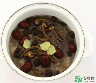 燉排骨什么時候放鹽最好？燉排骨放什么調料？