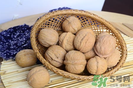 吃核桃能治白發(fā)嗎？白頭發(fā)多吃核桃有用嗎？