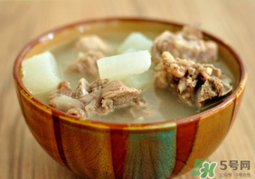 排骨湯為什么是白色的？排骨湯怎么熬成乳白色的？