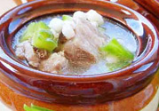 排骨湯為什么是白色的？排骨湯怎么熬成乳白色的？