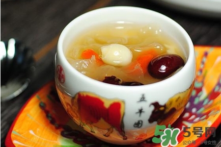 早上空腹喝銀耳紅棗湯好嗎？早上喝銀耳紅棗湯有什么好處？